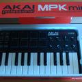 Альбом - USB міді-клавка AKAI MPK MINI 1000 грн