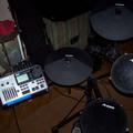 elektronnaya-udarnaya-ustanovka-alesis-dm10-x-kit-barabany-_rev003.jpg|Соляр Мар'ян 